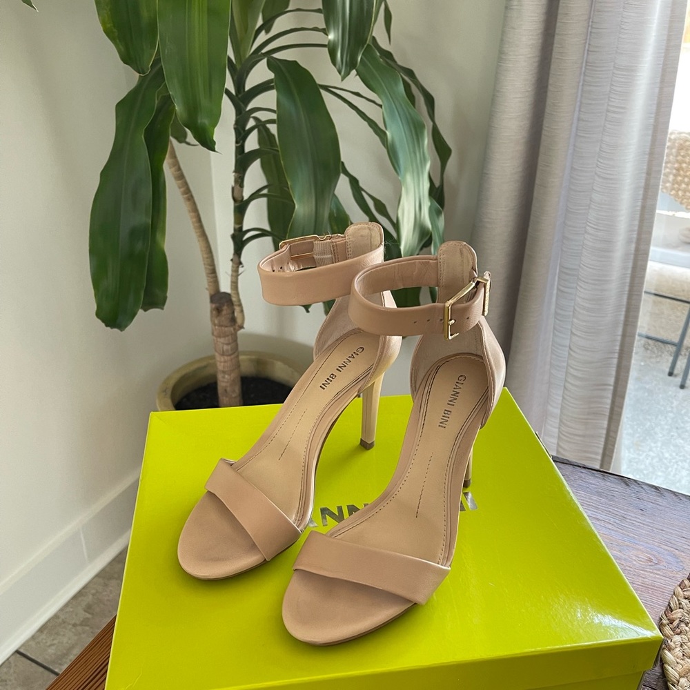 size 6.5 Gianni Bini nude heels